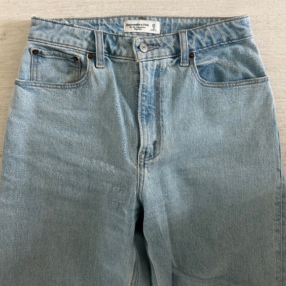 Abercrombie & Fitch Curve Love 90’s Relaxed Jeans - Picture 6 of 8